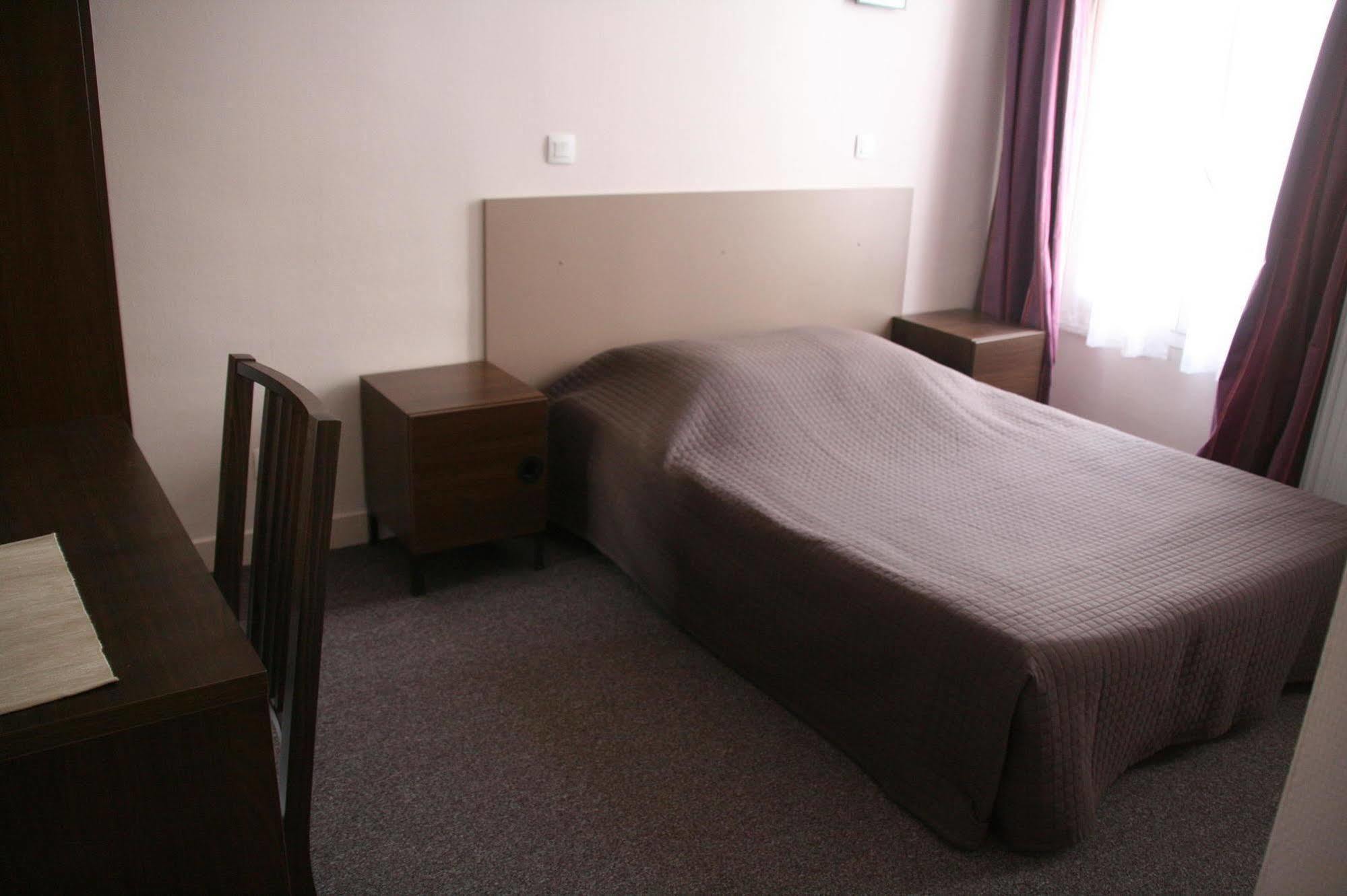 Du Roussillon Hotel *